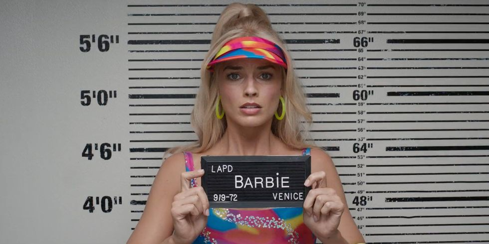 Prende fuego a una Barbie para criticar la película de Margot Robbie y la directora Greta Gerwig contraataca.