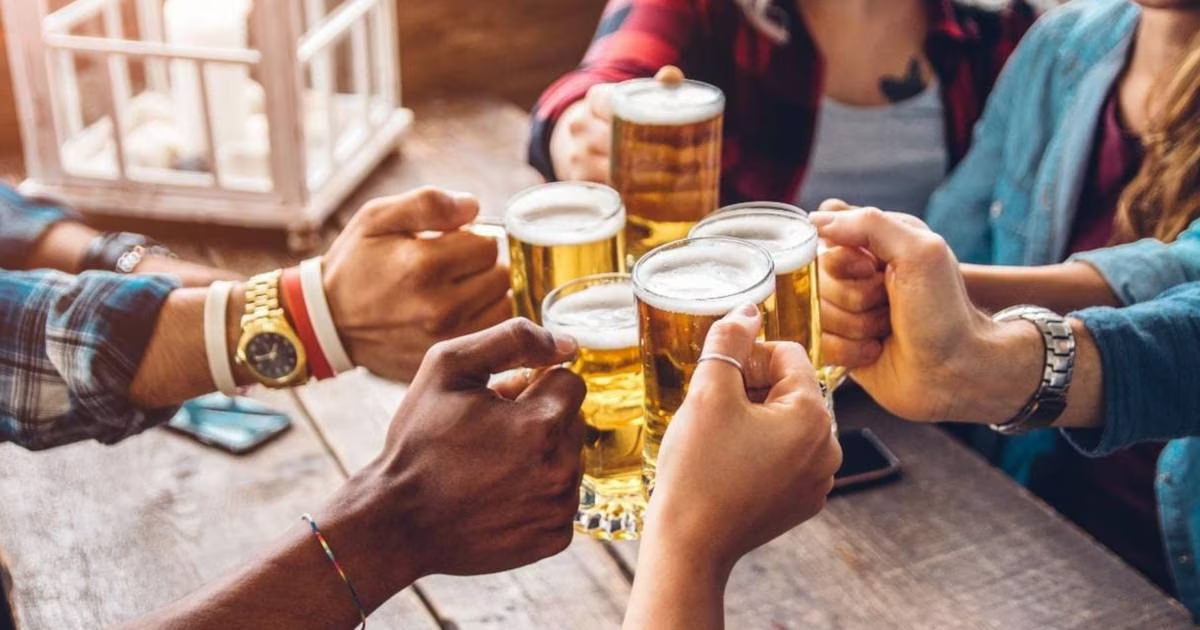 Mexicanos pagan cerveza más cara, pero mantienen consumo, señala estudio