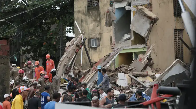 Al menos 11 muertos en derrumbe de edificio en Brasil