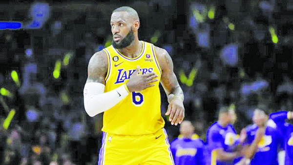 DUEÑA DE LOS LAKERS GARANTIZA RETIRAR LA CAMISETA DE LEBRON JAMES