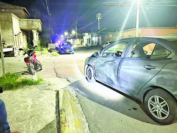 Choca motociclista; se levanta y huye… a pie