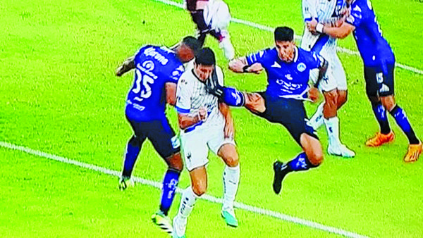 ¡DE CÁRCEL! LUIS AMARILLA DA PATADA DE KARATEKA EN LA CARA A STEFAN MEDINA Y SE VA EXPULSADO