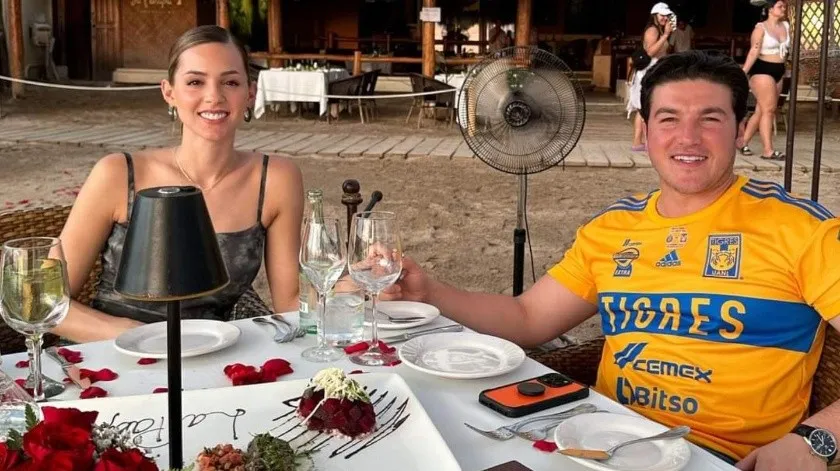 “De gala”: Samuel García va con playera de Tigres a su cena de aniversario con Mariana Rodríguez