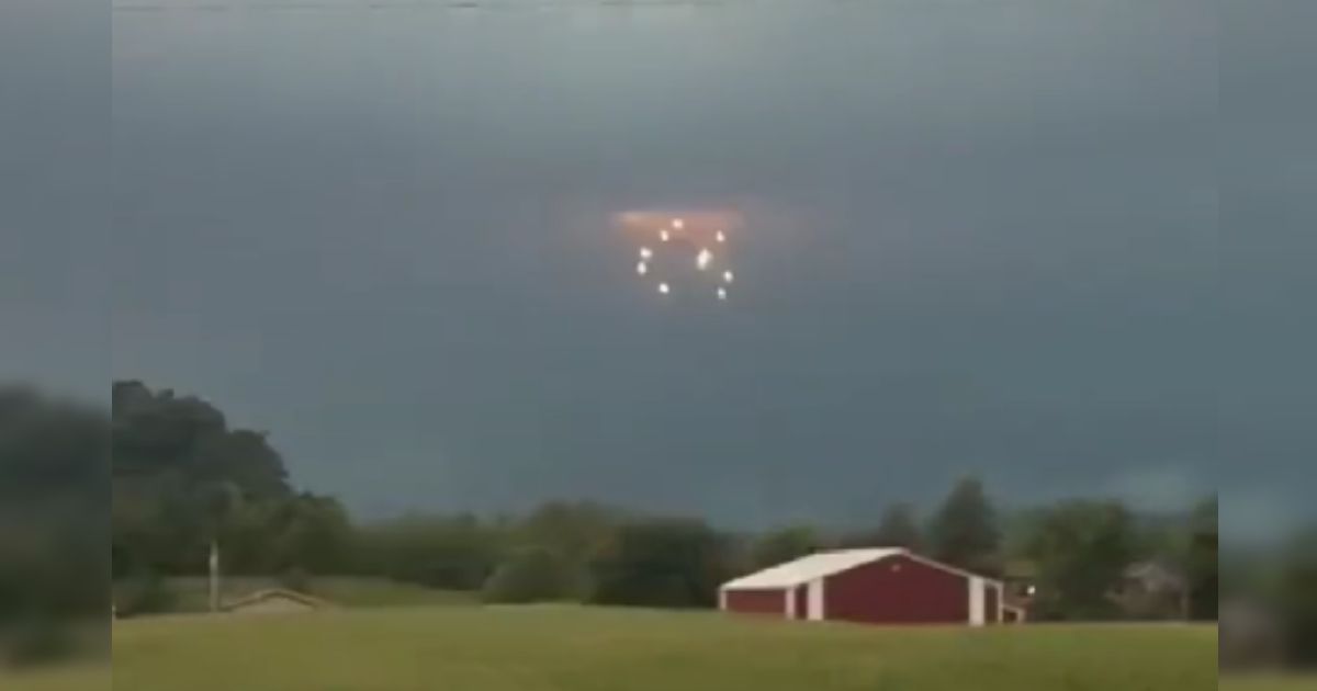 ¿Nos invaden? Captan ‘ovnis’ en el cielo de Gran Bretaña