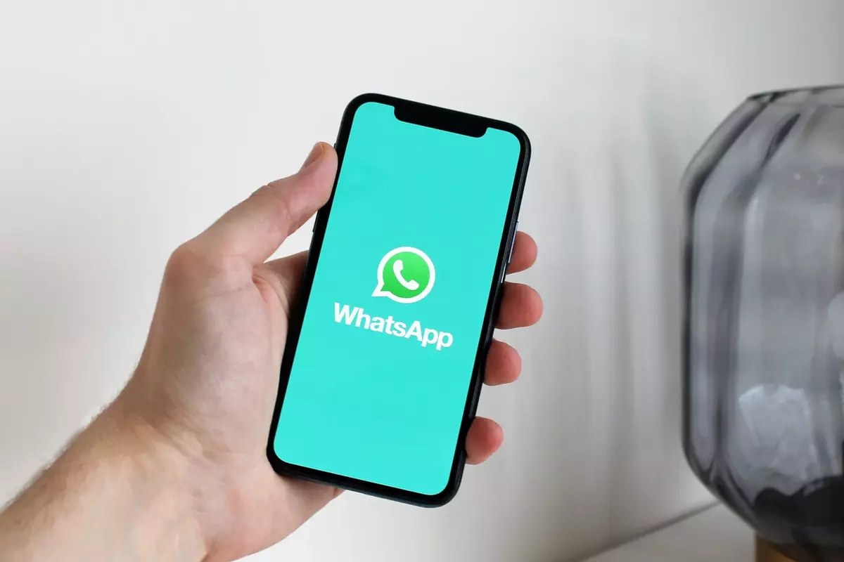 Ya puedes compartir por WhatsApp la pantalla de tu iPhone: así se hace paso a paso