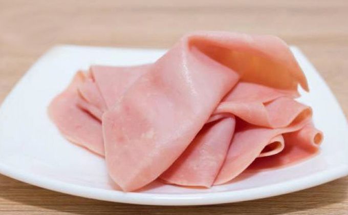 ¿Qué es la baba blanca que le sale al jamón?