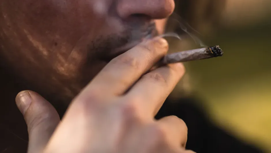 ¿Es más seguro inhalar el humo de la marihuana que el del tabaco?