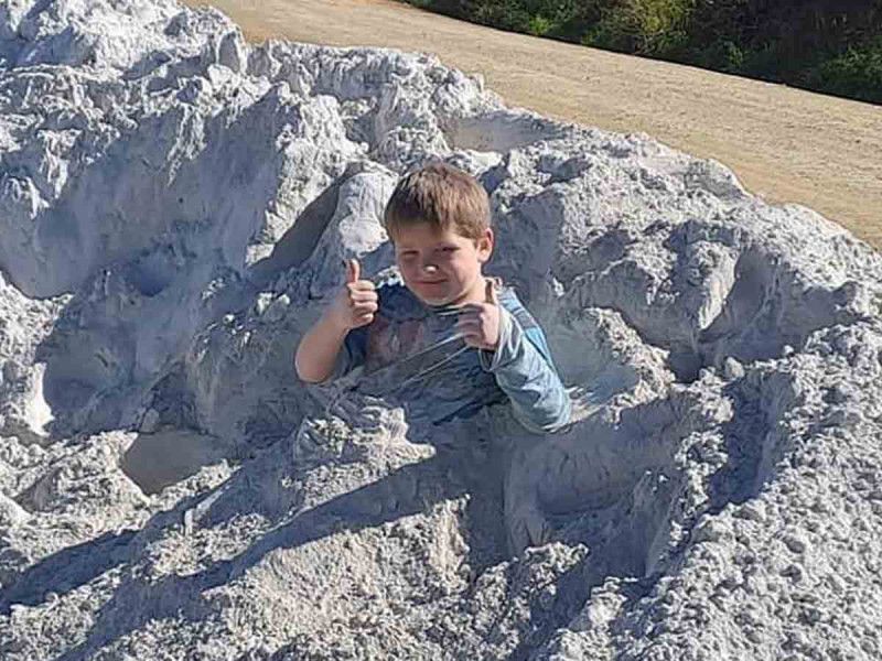 Niño de 7 años muere tras ser fotografiado mientras jugaba en medio de polvo tóxico
