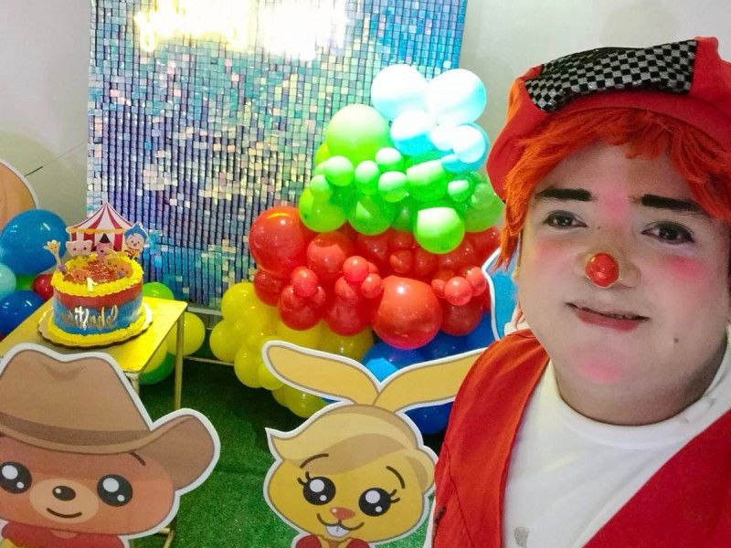 Payaso cambia sus shows por útiles escolares para sus hijas… y se vuelve viral