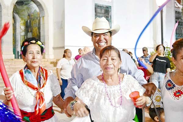 Celebran al adulto mayor en 4 Ciénegas con verbena