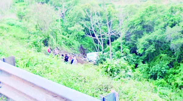 Mueren 18 al caer autobús a barranco