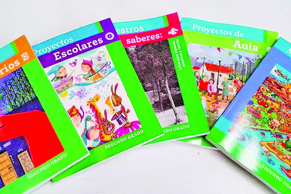 Ex profesor avala los libros de texto