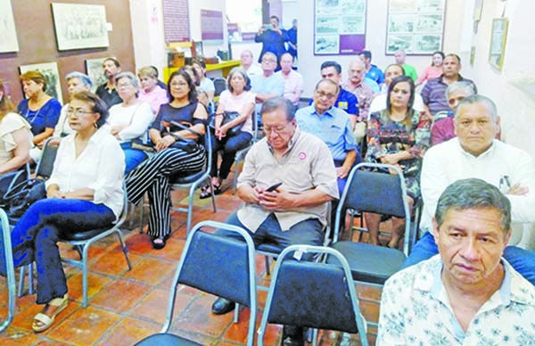 Presenta la conferencia: Monclova de Ayer y Hoy
