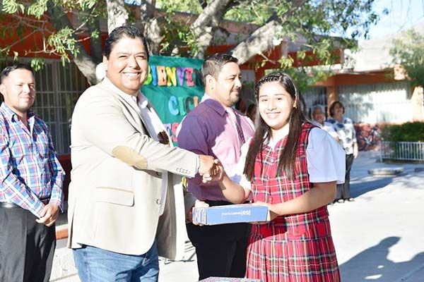 Entrega Beto Villarreal apoyos y kits escolares