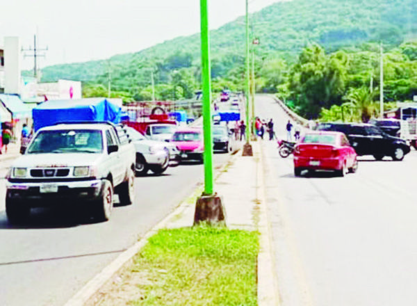 Bloquean carretera, toman alcaldía y retienen patrullas