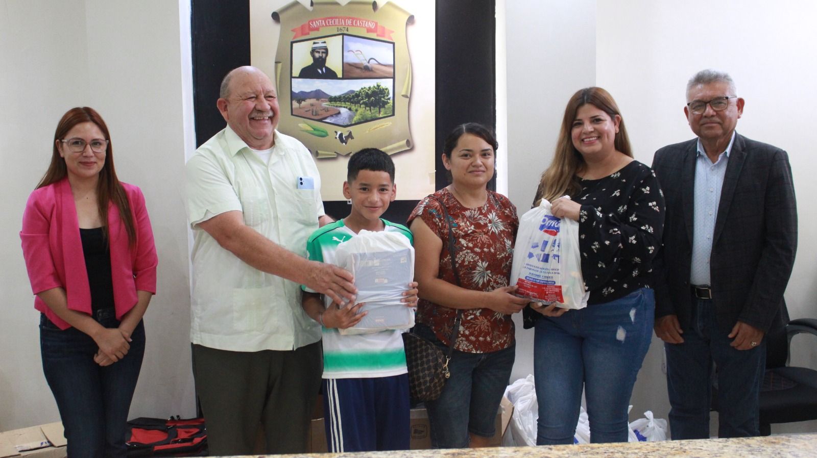 Entregan útiles escolares a estudiantes castañenses