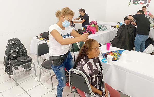 A más de un centenar les cortan gratis el pelo
