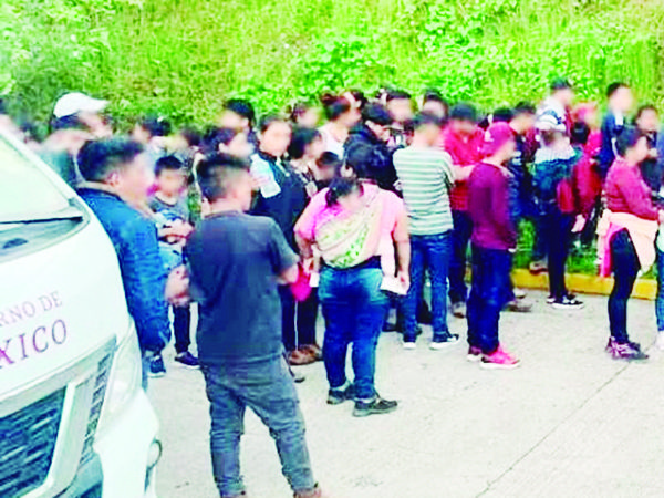 Cae “pollero” con 126 migrantes en turístico