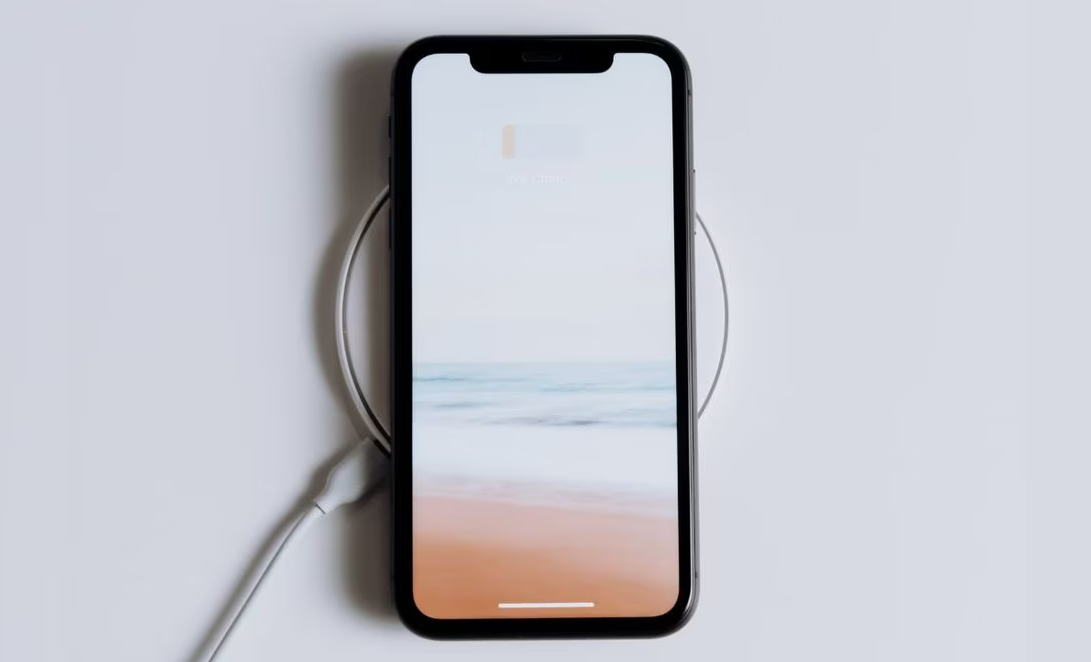 ¿Por qué es importante quitar la carcasa de tu celular antes de cargarlo?