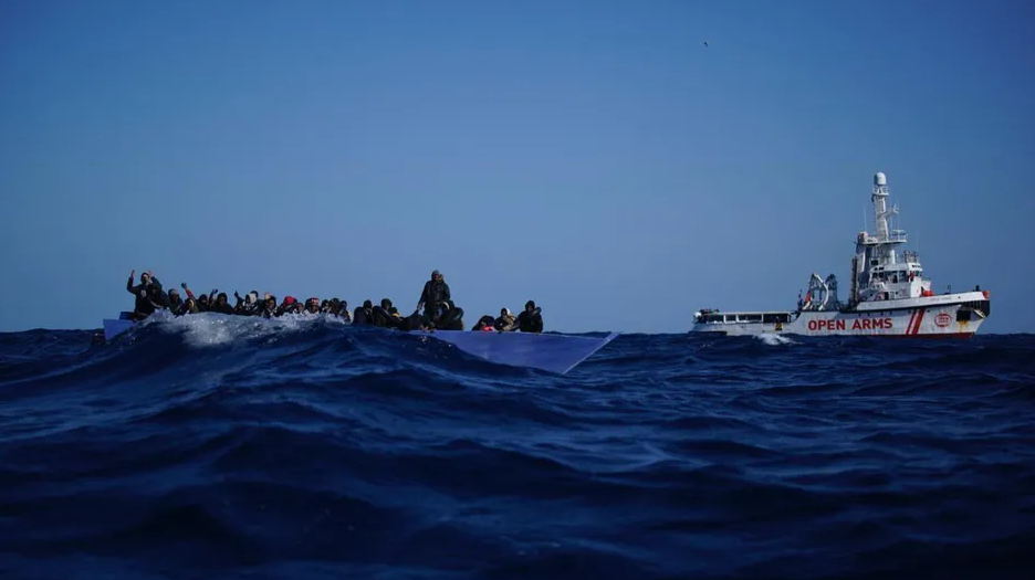 Rescatan 13 migrantes y un bebé flotando en costas españolas; hay dos muertos