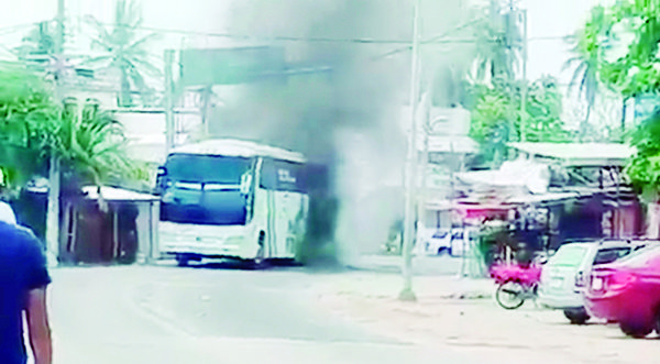 Incendian autos en la Acapulco-Zihuatanejo
