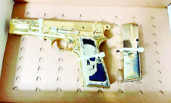 Detienen a 2 con Porsche y pistola chapeada en oro