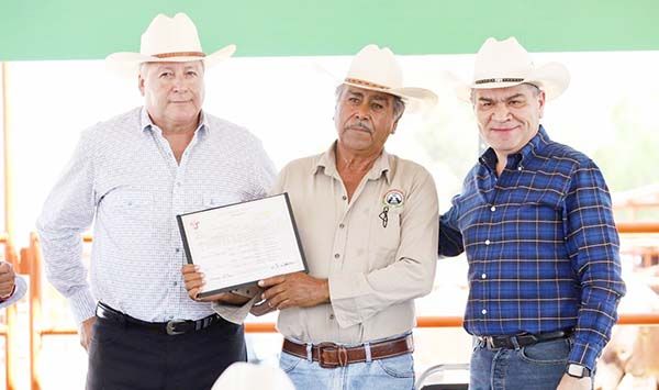 Cumple Fraustro a la gente del campo