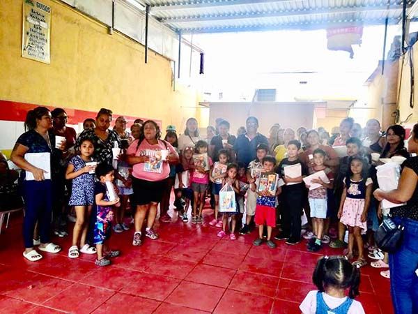Entrega Profe Cardona más paquetes escolares