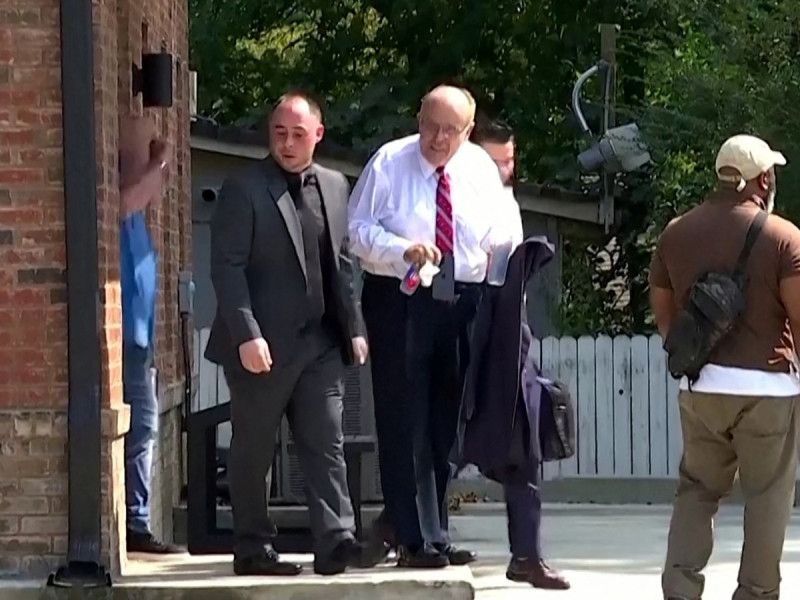 DnunciaGiuliani ‘farsa’ tras ser fichado en Georgia por caso Trump