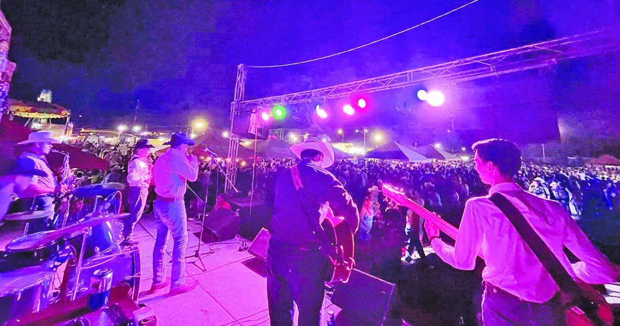Cierra Feria de la Uva el Teatro del Pueblo