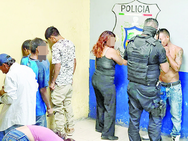 Hermana de rijoso golpea a una policía
