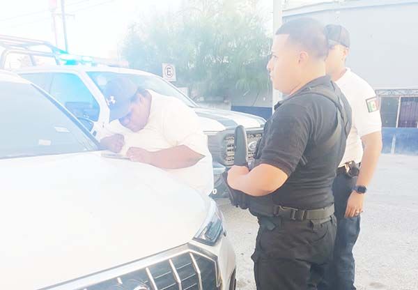 Socorren policías a turista americana