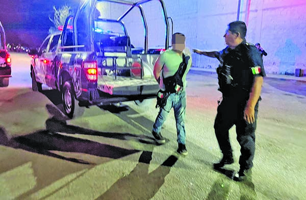 Falso agente de la FGR escandaliza en el centro