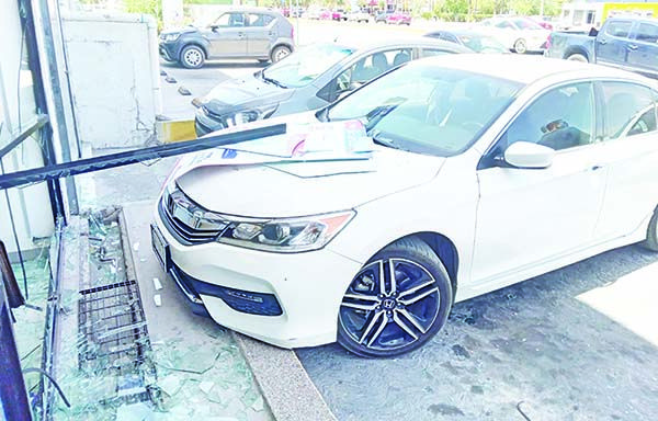 Rompe automovilista aparador de farmacia