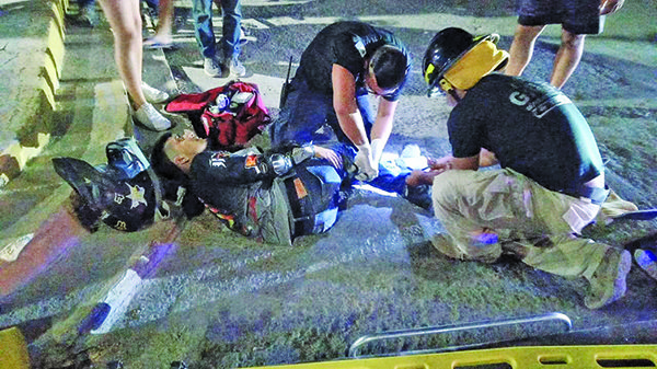 Atropella a hombre; lo deja abandonado