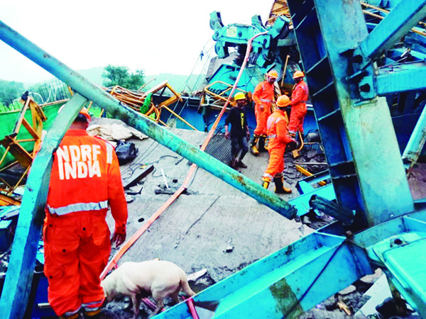 Derrumbe de una grúa mata a 20 obreros en India