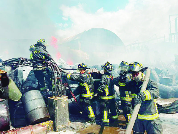 Consume incendio fábrica de químicos