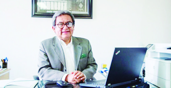 Renuncia titular de administración del INE