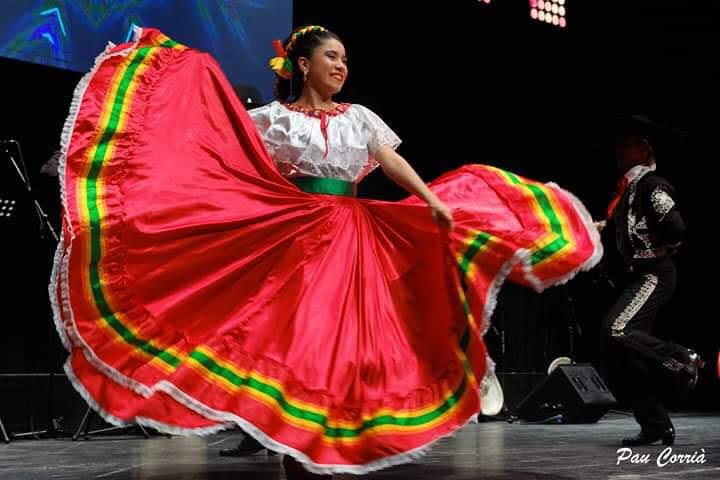 Conoce A: Adriana Navarro, bailarina de danza folklórica