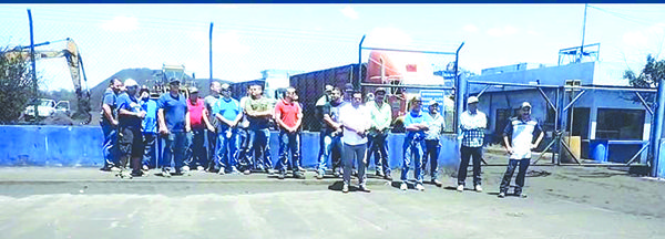 Protestan trabajadores de la Planta Lavadora