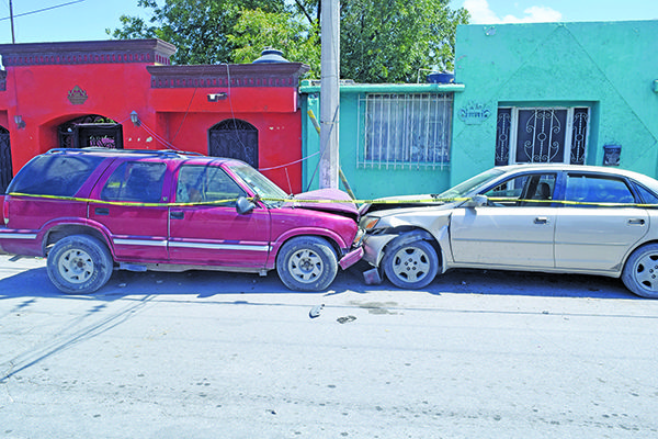 Deja sin luz a vecinos despistado conductor