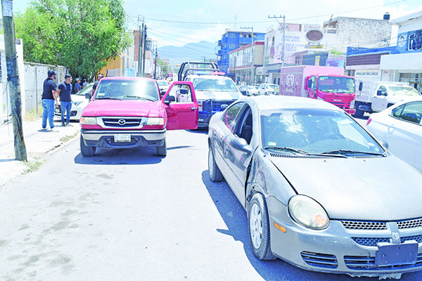 Socorren a mujer tras protagonizar accidente