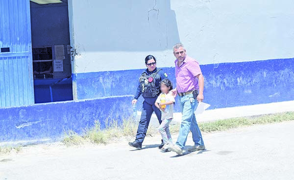 Obliga a su hija a pedir limosna