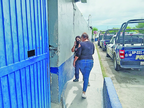 Arma mujer escándalo afuera de auto lavado