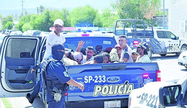 Detiene Policía a 12 por mal orden