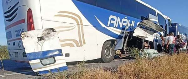 Impacta camión a autobús Anáhuac