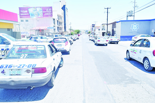Protestan taxistas; denuncian acoso