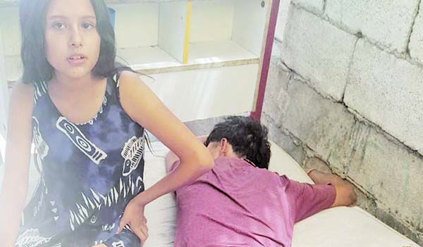 Joven sufre fuerte caída