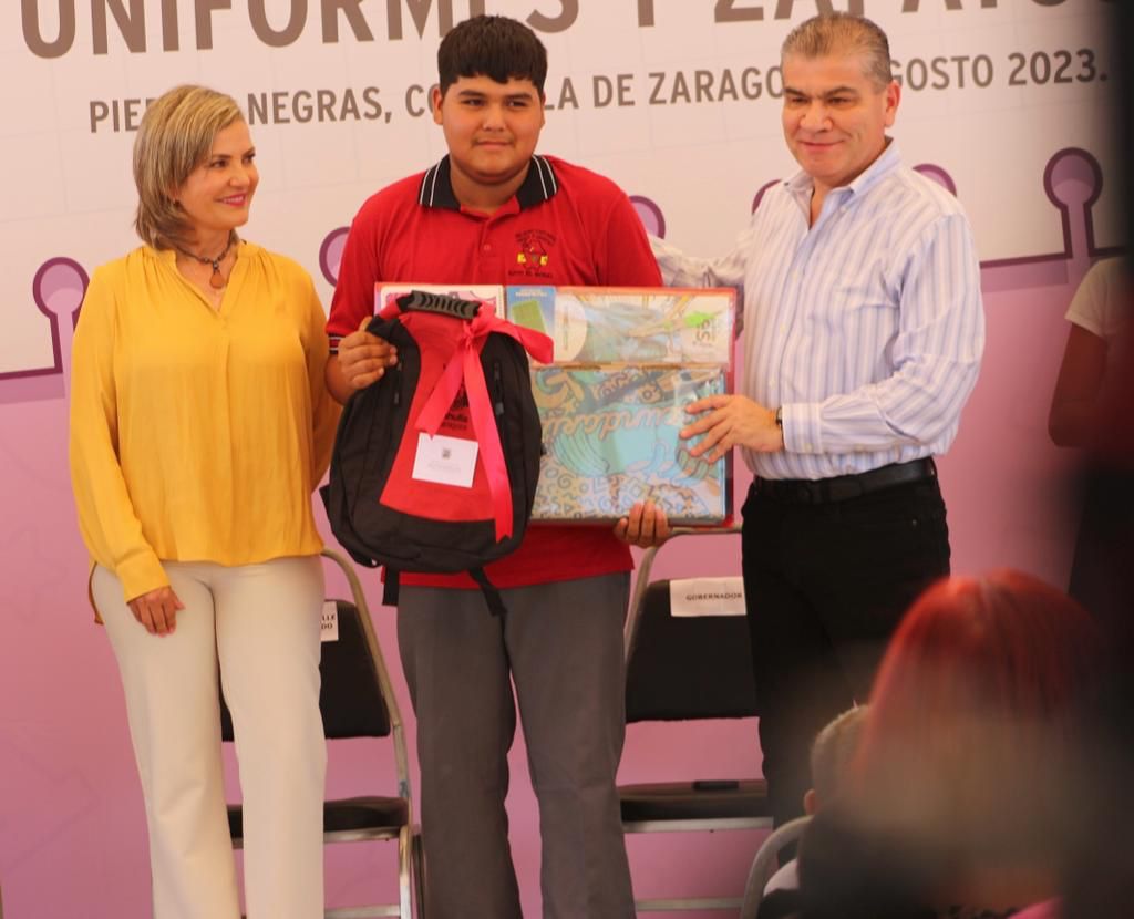 Entrega Riquelme útiles y uniformes