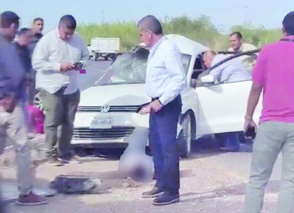 Auxilia MARS a pareja que volcó en carretera
